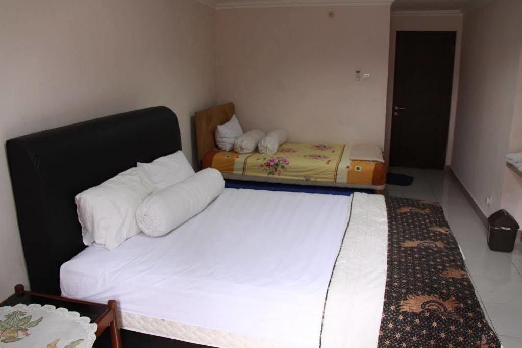 Pondok Malabar Guest House Джакарта Екстериор снимка