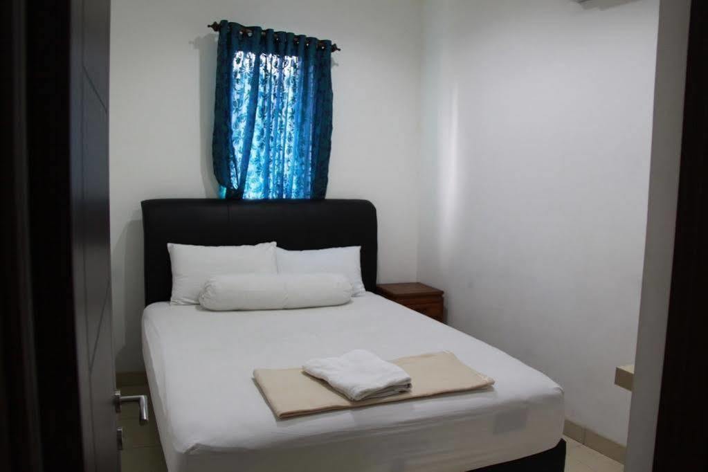 Pondok Malabar Guest House Джакарта Екстериор снимка