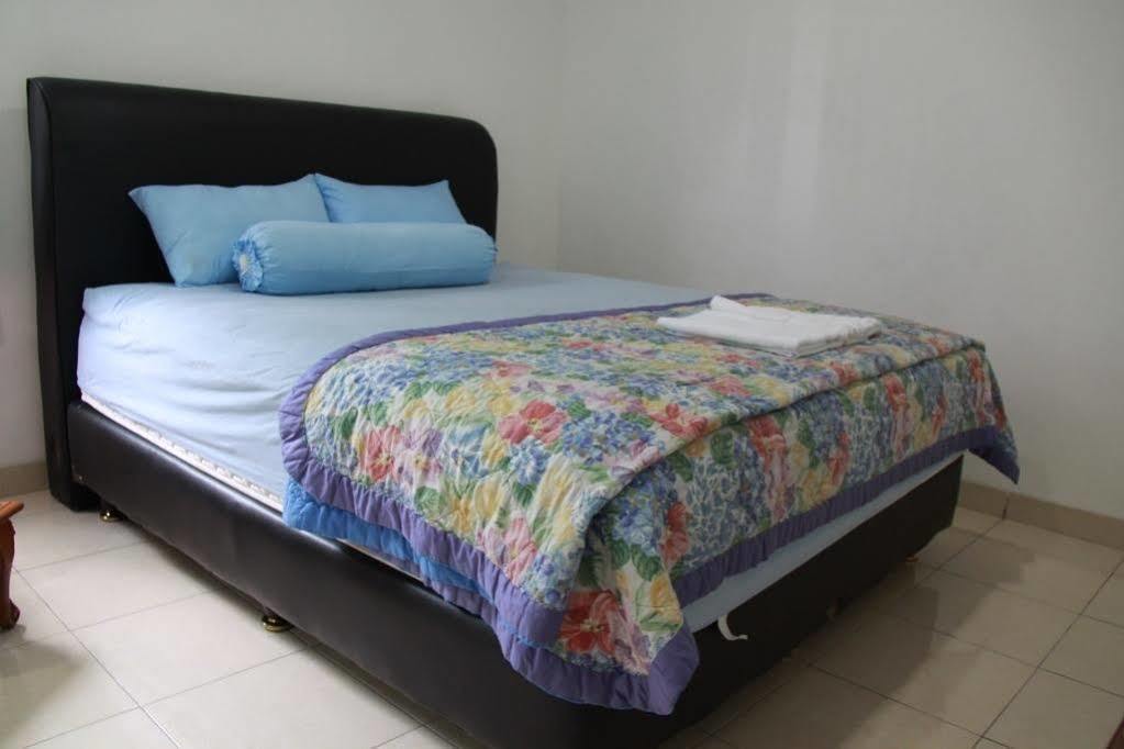 Pondok Malabar Guest House Джакарта Екстериор снимка